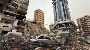 Niños heridos reciben atención médica en hospitales afectados por la guerra.